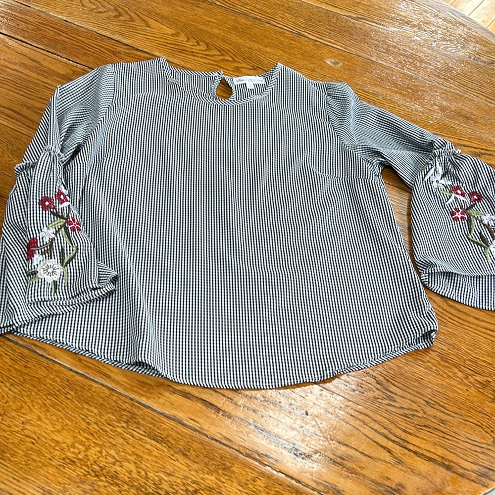 Stem & Vine black/white check top, embroidered sleeves. Size Large.